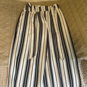 Vita kostymbyxor  - Säljer ett par jätte fina randiga kostymbyxor som inte kommer till användning då dem är för korta på mig (jag är 175cm). Passar xs-s. Använd ett fåtal gånger bara. 