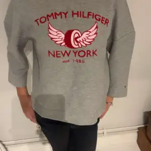 En jätte snygg Tommy hilfiger tröja köpte för 800kr och aldrig använt och säljer för 400kr storlek L men fungerar parfekt som S/M