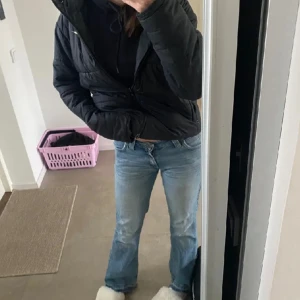 Low waist bootcut lee jeans - Säljer dessa as snygga lee jeans som jag köpte här på Plick! Jättefint skick men de va tyvärr för stora för mig. Står inte storlek i dem men skulle gissa på ungefär w25. Uppsprätta nedtill så ganska långa. Skitsnygg färg och passform. Hör av er!❤️