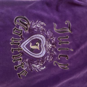 Lila juicy couture hoodie  - Assfin autentisk lila juicy couture tröja med guldiga detaljer!! Köpt second hand från barnavdelningen men passar en xxs-m svinbra! 💕💕