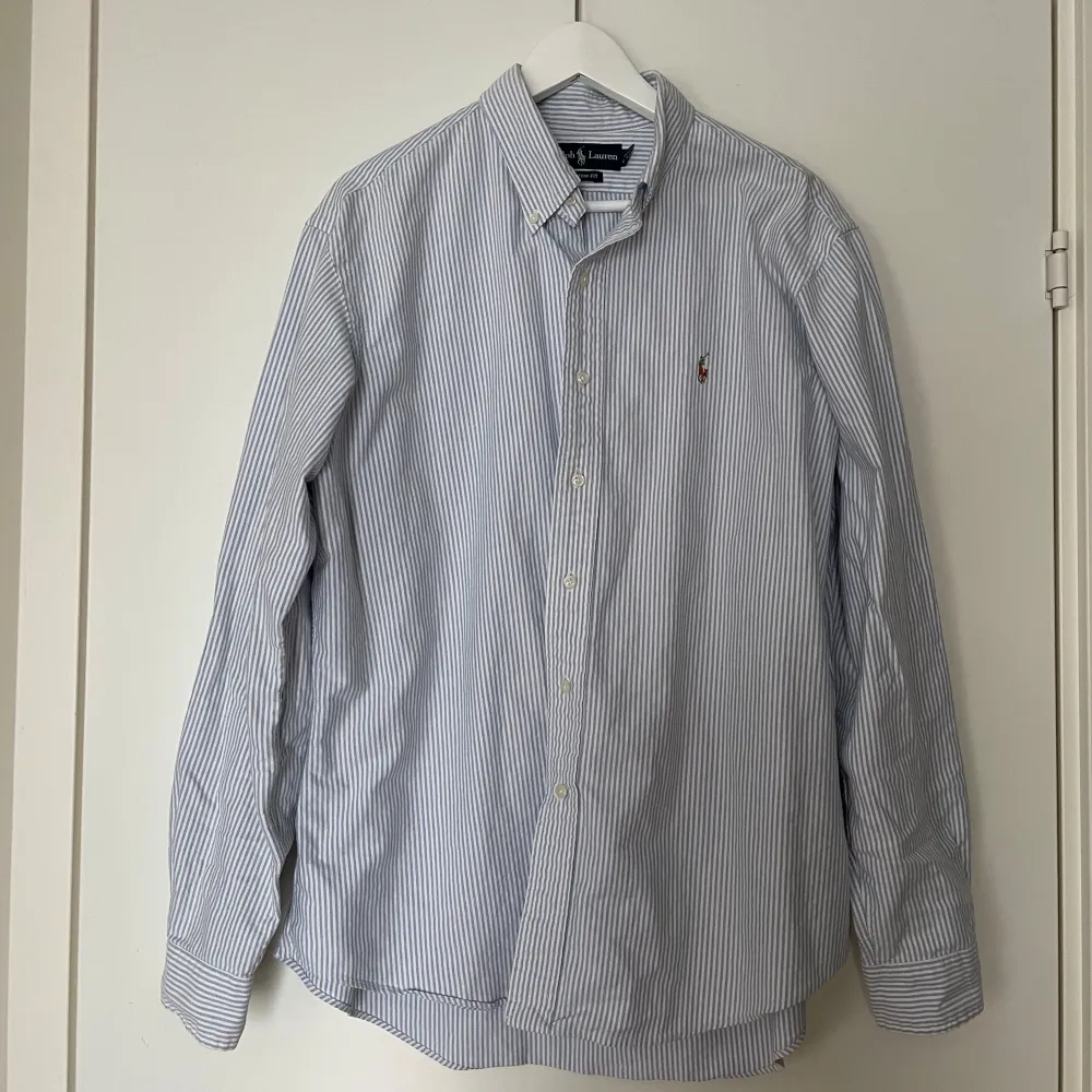 Blå/vit randig Ralph Lauren skjorta. Storlek XL (använd som oversized skjorta). Skjortor.