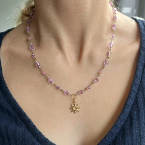 Guldigt halsband med sol - Guldigt halsband med rosa och lila pärlor och sol, lite inspirerad av Trassel/Rapunsel🌊🌙  Kan skickas eller hämtas, vi står ej för frakt😇