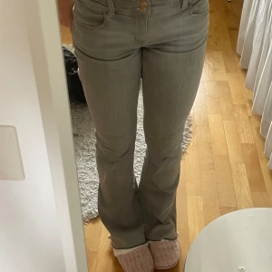 Lowwaist jeans - Säljer dessa lowwaist jeans från gina i storlek 170 passar mig som har xs/s eller 34 i storlek, de är stretchiga och passar mig som är 166