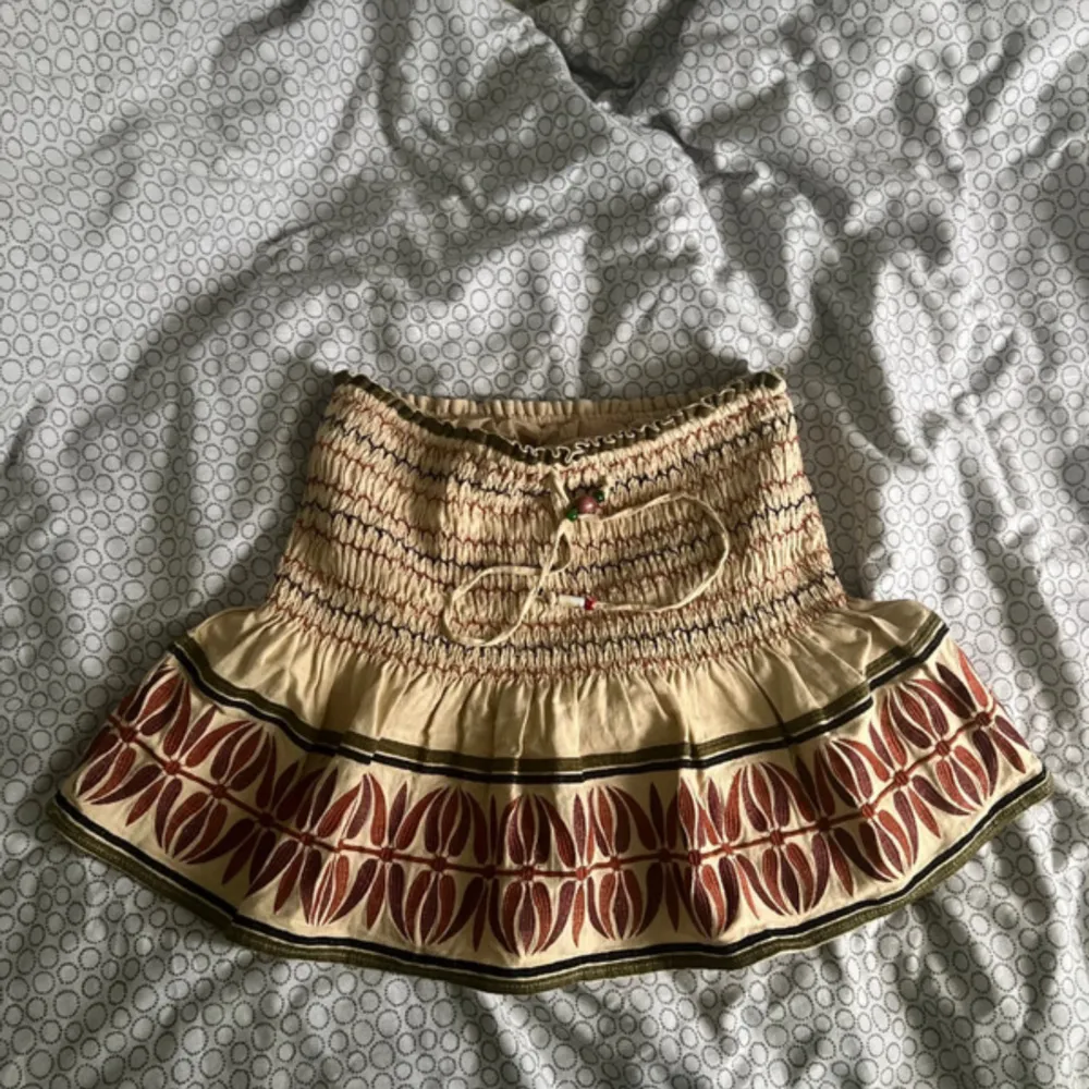 Jättefin och trendig zara kjol i storlek L Med inbyggda shorts  Har en tråd som är lite lös men annars jättefin. Kjolar.