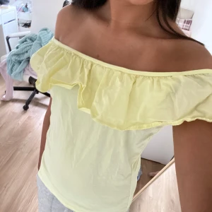 Gul off shoulder topp - Säljer denna jättesöta toppen från Holly Whyte som inte kommer till användning. Storlek S men är lite stor på mig, så skulle säga att passar S/M 💘💘