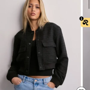 Ny nelly jacka - En helt ny jacka från Nelly med prislappen på. Säljer då jag råkade köpa för stor storlek. Är annars superfin. Nypris:499kr. Köp gärna med bundle och checka mina andra populära annonser. Köparen står för frakten ❤️