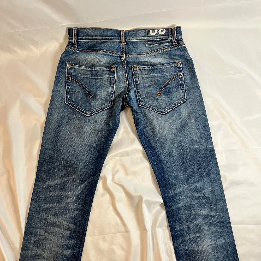 Cond: 8/10 Size: 30 Retail: 2999:- Vårt pris: 799:-. Jeans & Byxor.