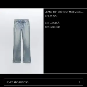”Trf bootcut jeans” med medelhögmidja i ljusblå från zara, i nyskick. (första bilden är jeansens färg) 