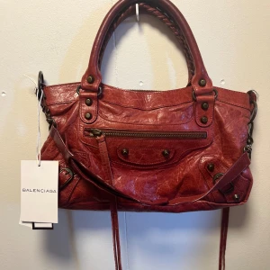 Balenciaga city bag  - Balenciaga city bag😍väl omhändertagen dustbag tillkommer. Äkthetsbevis visas i annonsen! 💕