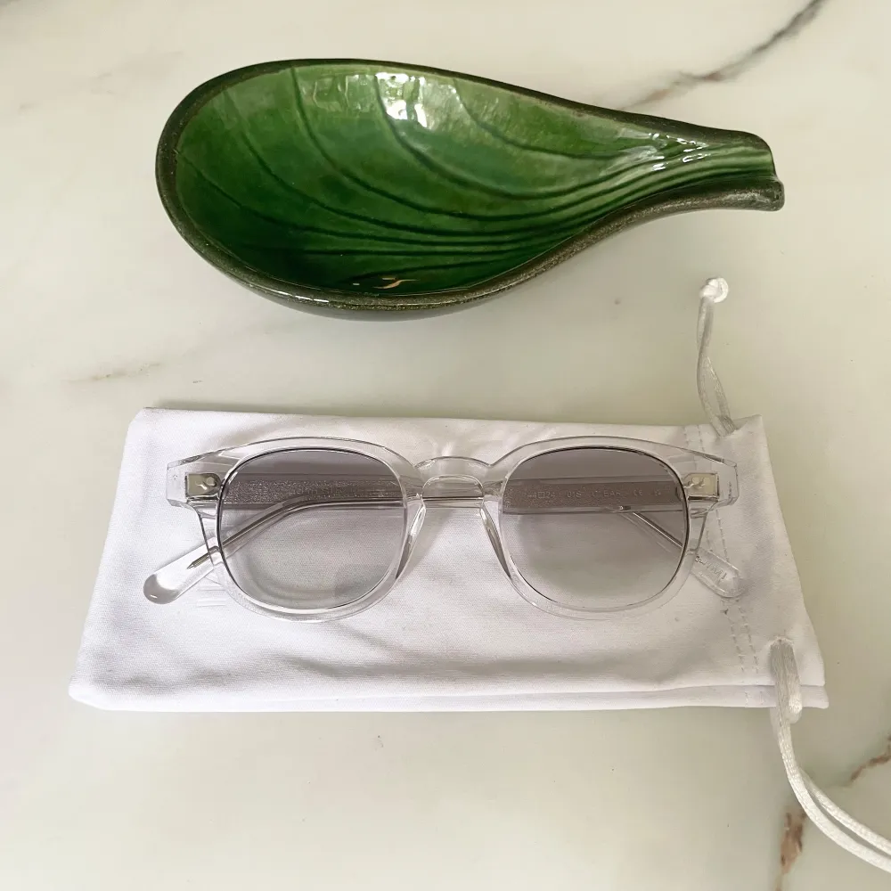 Ett par Chimi solglasögon i modellen 01s och färgen clear. Solglasögonen är i nyskick . Accessoarer.