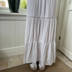 Vit Långkjol från H&M 🩷 - Jättefin vit långkjol från h&m med lite spetsdetaljer. Bra skick. Säljer för att jag inte får användning av den längre 💕