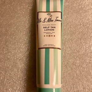 *NY*Self Tan Lotion, 150 ml fr Mr & Mrs Tannie, Presenttips !  - Medium, Gradual Tan. Uppnå en naturligt solbrun ton med denna färgade bronzing Lotion. Den är lättapplicerad och ger ett jämnt resultat och innehåller mjukgörande rapsolja och sheasmör.  Nypris fr 299 kr Pris nu 50 kr  