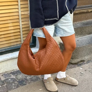 Väska Design by si - Jättefin väska från Design by si. Använd ca 3 gånger så skicket är som nytt. Inga defekter på väskan alls. 