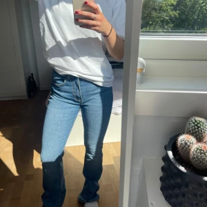 Zara jeans - Ljusblå bootcut jeans från Zara! I princip oanvända och därför i så bra skick. Passar till alla outfits. 🩷