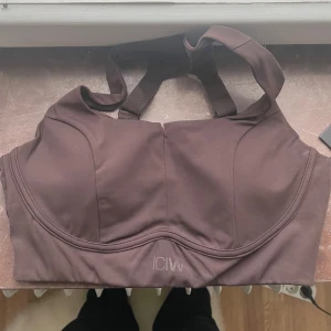 Sport bh 🤎 - Jättefin sport bh från ICIW, aldrig använd och säljer pga att jag fick fel produkt 🤎