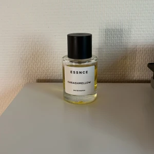 Carashmellow Eau de Parfum - Essnce Carashmellow, använd men väldigt mycket kvar se bilden för hur mycket, originalproduktioner 360kr🩷Läs på essnce hemsida om ni vill veta om doften 🩷
