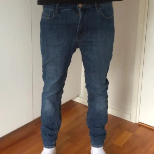 Jeans  - W29(Midjemått-34cm) L30(Innerbenslängd-78cm) Använda några gånger, utan slitage