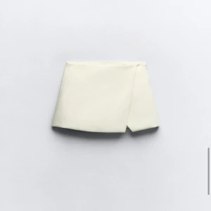 Zara kjol - Säljer denna supersöta zara kjolen men shorts under. Aldrig använd endast provad. Prislapp kvar