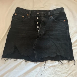 Jeanskjol  - Jättefin jeanskjol från Levis, den har gått sönder lite genom att det har blivit en liten slits💖
