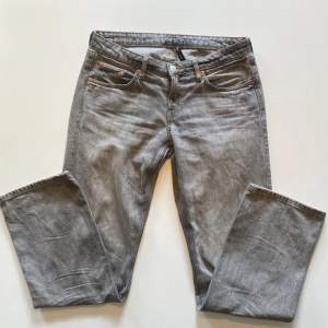 Gråa jeans från Weekday. Modellen heter arrow och är lågmidjade straighta jeans.   W29 L32  Innebenslängd: 83 cm Waist från sida till sida: 42cm Ytterbenslängd: 105 cm Skriv gärna vid frågor! 💗 Köparen betalar för frakt 