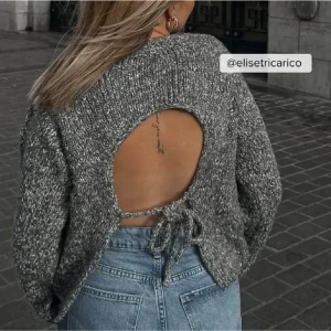 Stickad tröja - Så fin stickad tröja med öppen rygg/rosett detalj och ballongärmar, den är aldrig använd så i väldigt fint skick! 