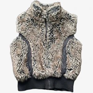 Fluffig väst - Fluffig bäst från sellpy! Säljer då den aldrig kommit till användning 