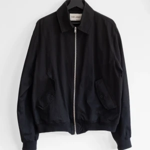Our Legacy Harrington Jacket Black Work Twill - Storlek 50, passar någon som vanligtvis bär en 48 bra likaså.   I gott skick; inga större tydliga tecken på användning 