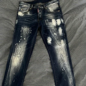 nästan helt nya dsquared2  - endast använda ca 2-3 gånger, midjemått och innerbens/ytterbenslängd kan fixas om man skriver privat. Min kille är 186 och dom är någon cm för korta för honom. Priset går att diskutera Om någon är intresserad och har fler frågor skriv privat!