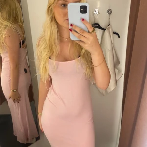 Rosa långklänning  - Säljer denna söta långklänning ifrån gina🥰🥰