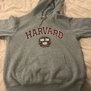 Harvard hoodie!! - Denna hoodie är gammal men i väldigt bra skick då jag inte använt den många gånger 🙌