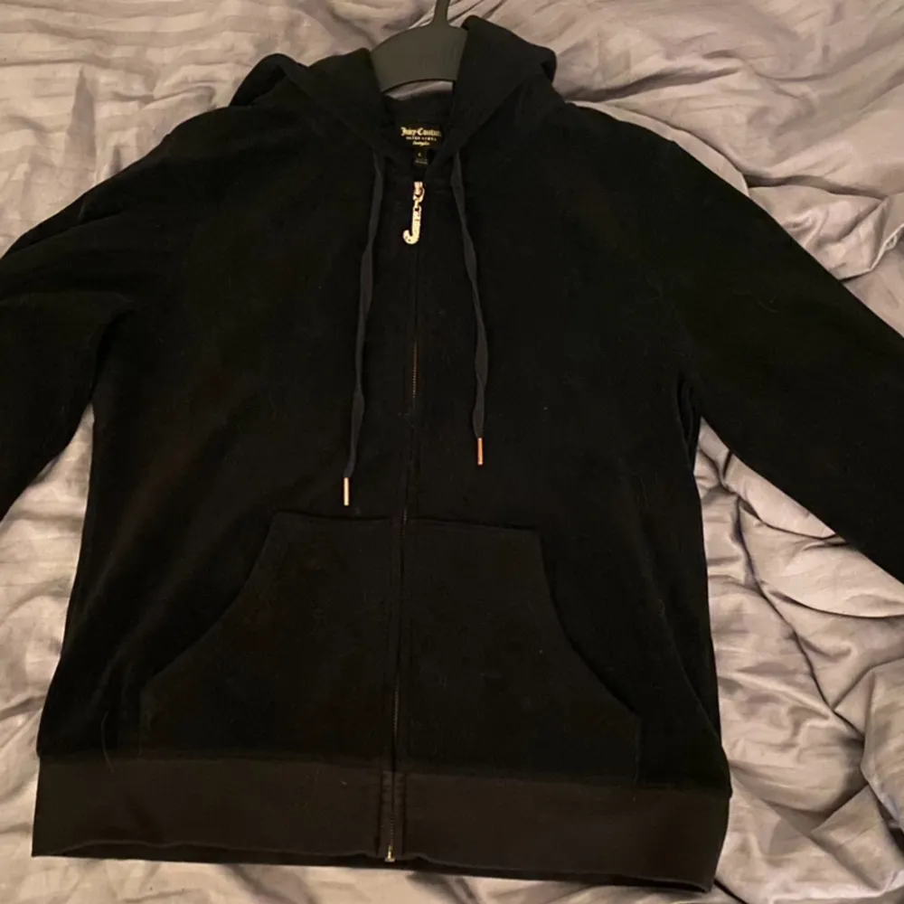 Superfin svart Juicy Couture zip up kofta. J:et har diamantstenar däremot saknas några stenar, syns i bild 3. Säljer för att jag redan har en likadan. Det är storlek L men passar mig som vanligtvis har S.☺️Pris kan diskuteras. Tröjor & Koftor.