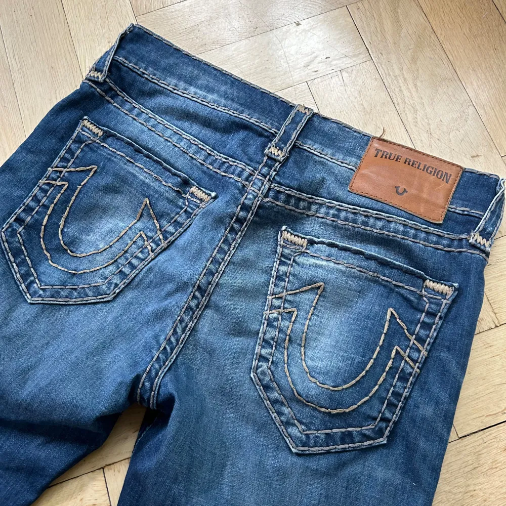 | True Religion rocco jeans  | Skick: 8,5/10 | Storlek: 32 | Nypris ca: 1200 | Vårat pris: 549 |. Jeans & Byxor.