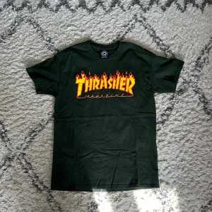 Grön thrasher t-shirt - Mörkgrön t-shirt från thrasher, säljer då den inte kommer till användning!🌟 känns som ny och bild 3 för färgen i solljus☀️