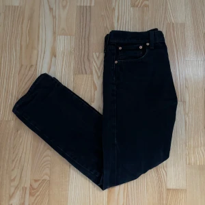 Levis jeans 501 - Svarta jeans från Levi’s | Storlek: 30/30 - Skicket på jeansen är bra utan några defekter - Modell: 501 - Pris: 250kr - Nypris: 1099kr - Skriv vid funderingar 