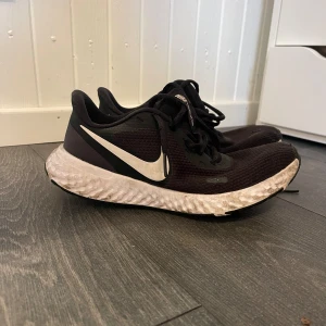 Nike revolution skor  - Nike revolution skor i storlek 38. Dem är använda men inte sönder (se bild 3&4) 