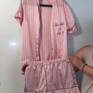 Victoria secret pyjamas - Knappt använd för den e för stor. Köpt för 800kr, i bra skick. Skriv privat för mer frågor. 