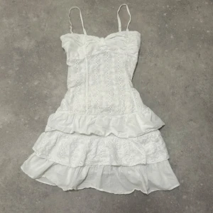 volang sommarklänning  - Söt sommarklänning med volanger, smockad rygg och justerbara remmar. Cottage core, miniklänning 