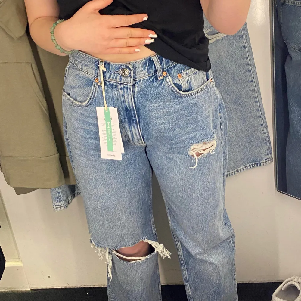 Högmidjade blåa jeans i strl: 38, storleken tycker jag personligen kan upplevas som lite mindre. De är i bra skick, säljer för att dom nu blivit för små💙. Jeans & Byxor.