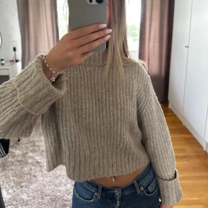 stickad tröja - mysig stickad tröja från gina tricot i storlek xs. Har en liten krage i halsen och är lite kort vid magen🤎