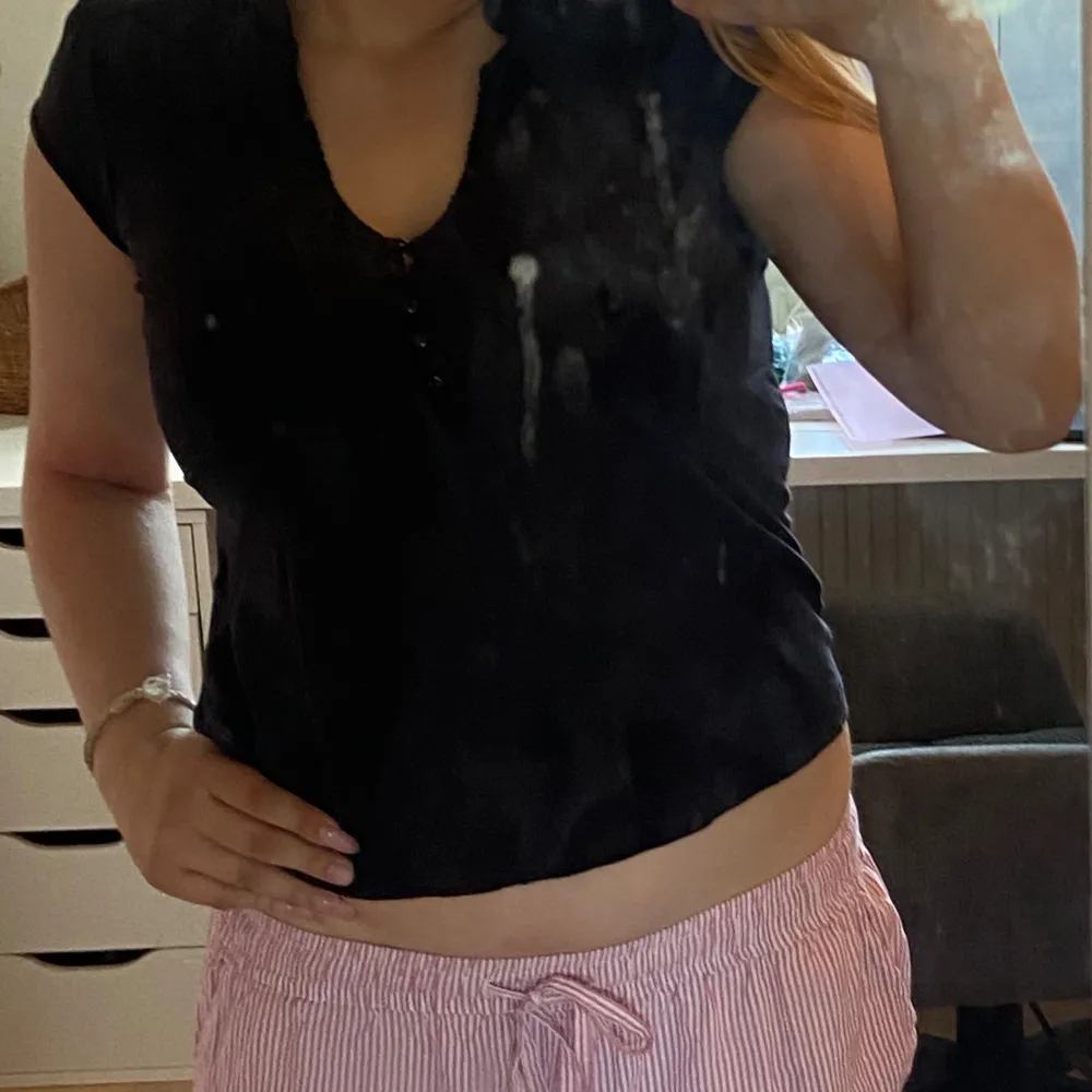 Säljer denna jätte fina blusen. Den är köpt på åhlens för 300, säljer pågrund av att den inte används. Skriv för fler bilder och eventuella imperfektioner. Går att pruta, använd köp nu, köpare står för frakt.. Puserot.
