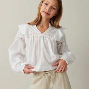 Vit blus Gina Young  - Säljer denna supersnygga blusen från Gina Young. Är i barnstorlek som motsvarar XS. Endast använd en gång. Kontakta för fler frågor🥰🥰