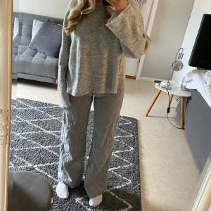 Grå jeans - Högmidjade jeans från hm med vida ben i bra skick.