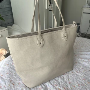 Beige väska  - Så fin väska