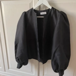 kofta/ jacka - en kofta/ jacka från hotellet, jättefint skick och aldrig använd från mitt håll. säljer då den är förstor