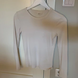 Vit långärmad tröja - Fin vit tröja från Gina Tricot! Säljer för att den ej kommer till användning. Köpt för 250kr. Väl andvänd men är i väldigt bra skick. En liten fläck som inte går bort ( se sista ) men skulle inte säga att den märks av alls. 