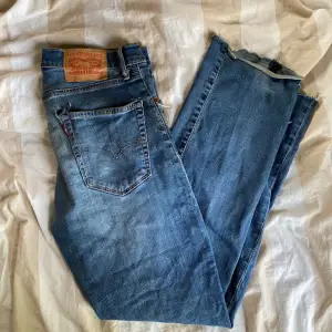 Vintage Levis 751 jeans med extremt feta slitningar säljer dessa då jag inte använder denna passform av jeans längre diggar dessa enormt skriv för mer frågor och bilder (MODELLEN PÅ BILDEN ÄR 184 OCH 74KG) Mvh Eddie ❤️