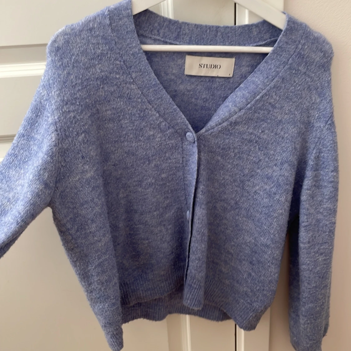 Stickad tröja med knappar 