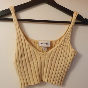 Gul topp - Gul topp från Monki💛💛💛 Så söt topp som är underbar för sommaren~ jag kan även MÖTAS upp i sthlm👼