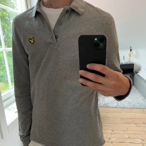 Polo tröja  - En skön och fin lyle and scott polo. Passar perfekt nu till sommaren och är ganska tunn. Mycket bra skick och passar till allting. Är i storlek 158-164 Ny pris ca 1000 Mitt pris 449