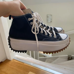 Converse Run Star Hike - Använda ett par gånger men mest legat runt, lite smutsiga men går nog bort om man skrubbar de lite 😊